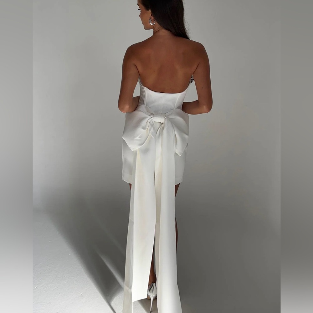 Elegant White Strapless Dress with Bow